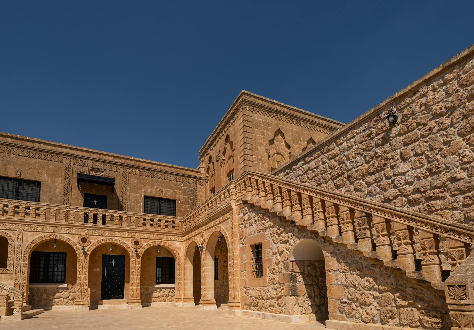 Mezopotamya'nın Kalbinde Bir Zaman Yolculuğu: Mardin Keşfi 🕌✨