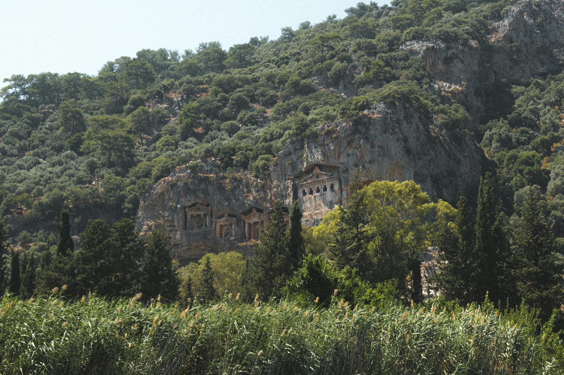 Muğla'nın Gizemli Kıyıları: Tarih ve Sanat Keşfi 🏛️