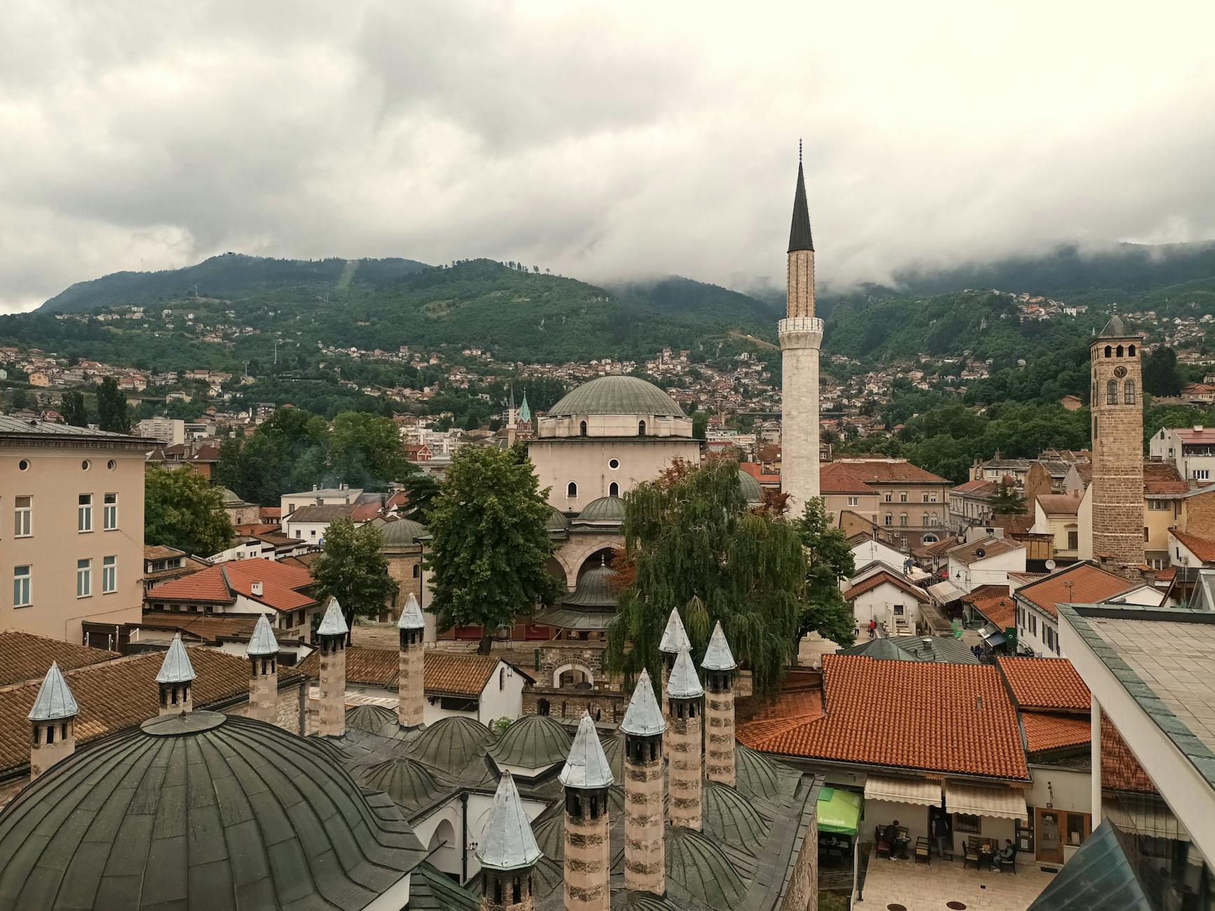 Saraybosna'da Balkan Rüyası: Tarih, Lezzet ve Eğlence! 🇧🇦