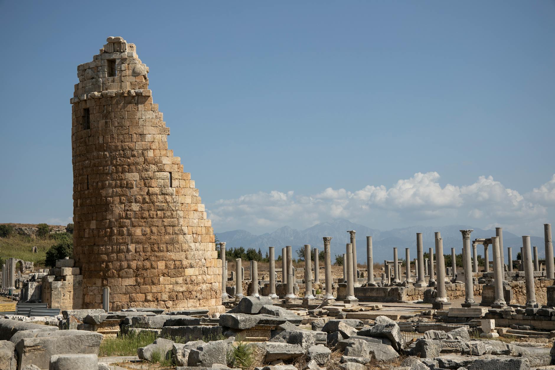 Antalya'nın Gizemli Kültür Rotası: Tek Başına Keşif 🏛️
